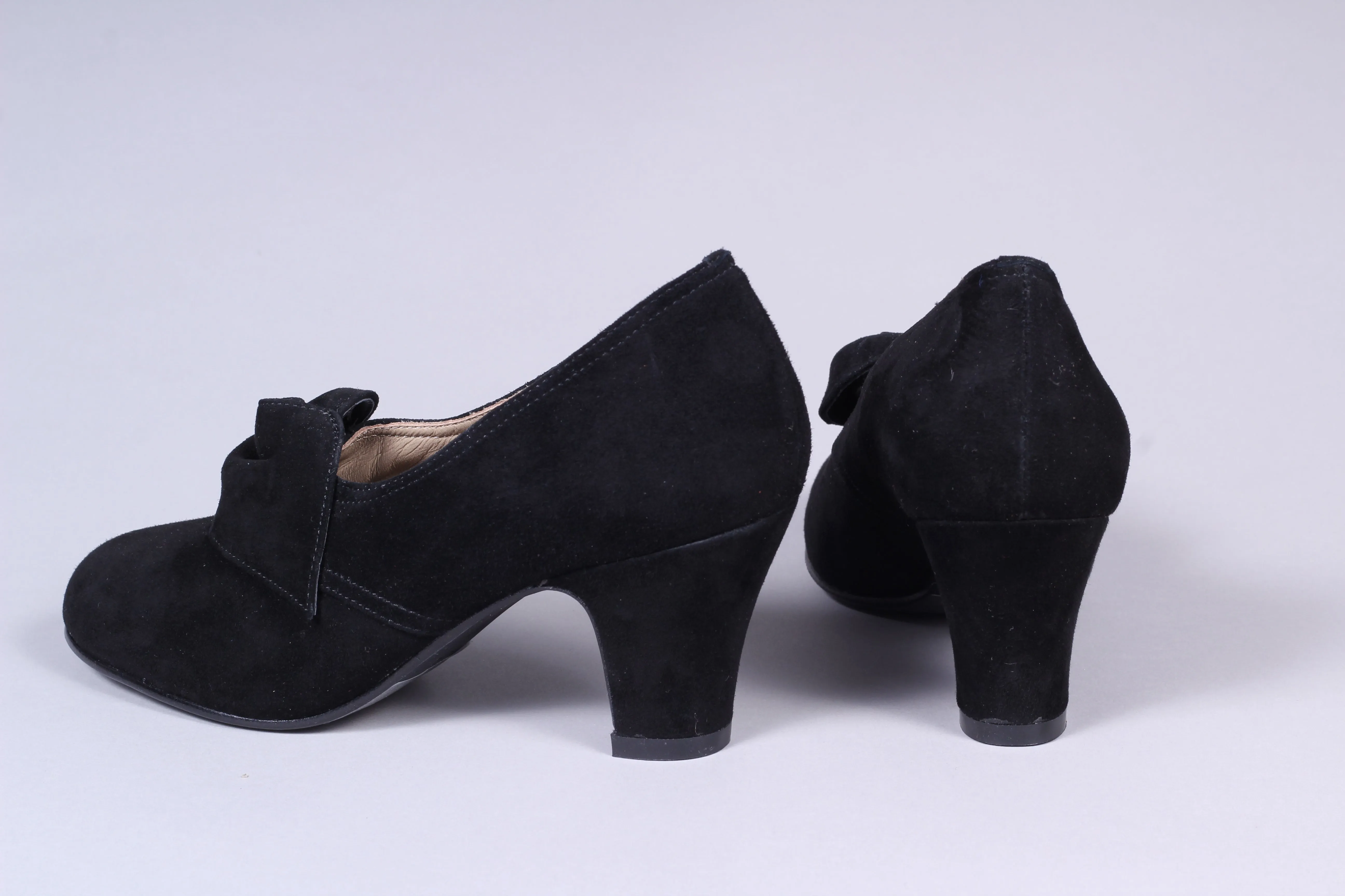 1940s style suede pumps with a rosette - Black - Luise