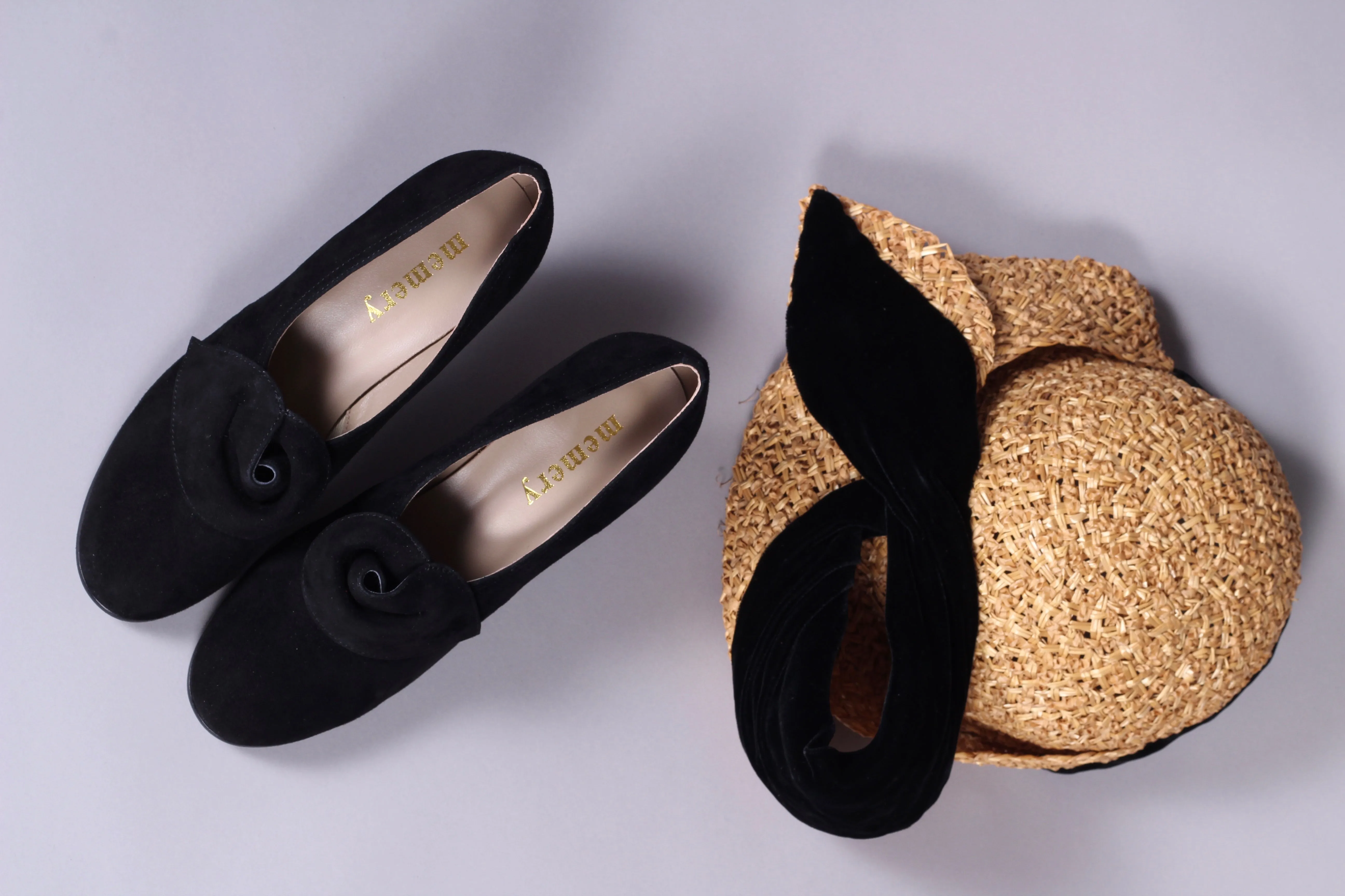 1940s style suede pumps with a rosette - Black - Luise