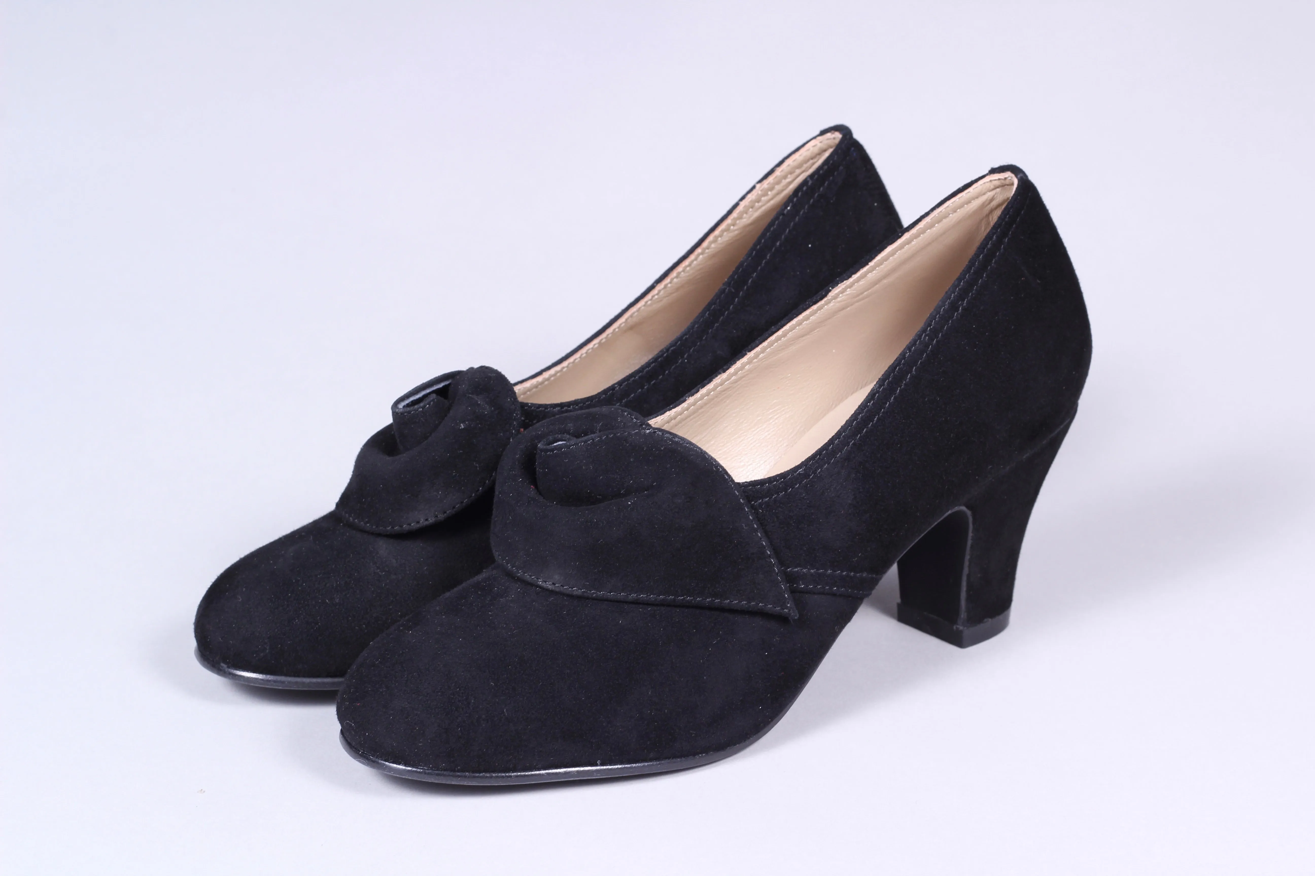 1940s style suede pumps with a rosette - Black - Luise