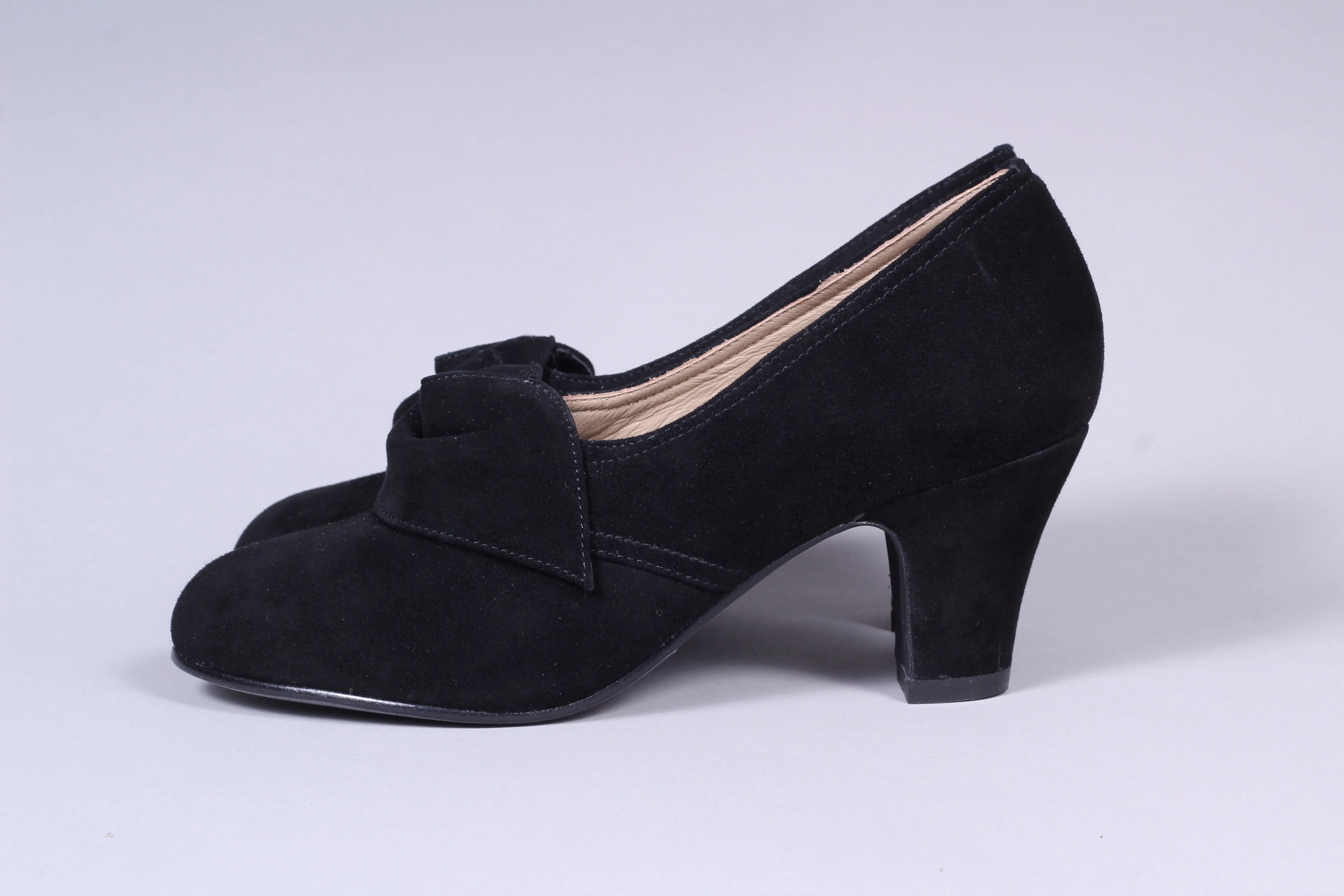 1940s style suede pumps with a rosette - Black - Luise
